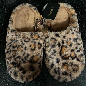 NWT forever 21 leopard print slippers